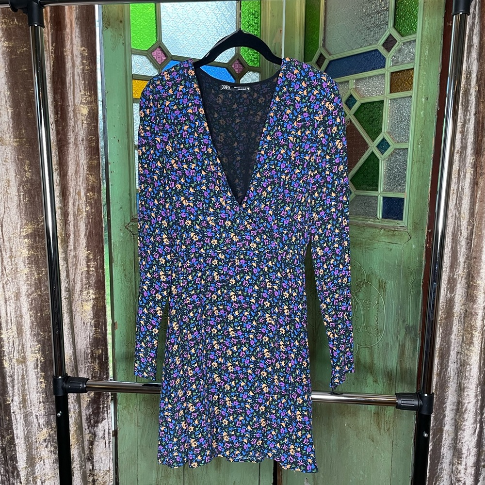 Year-Round Chic: Zara Floral Mini Dress, Size Medium
